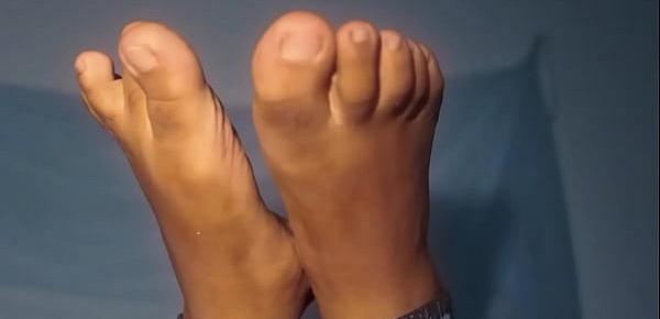  Ebony MILF teasing you with her amazing feet